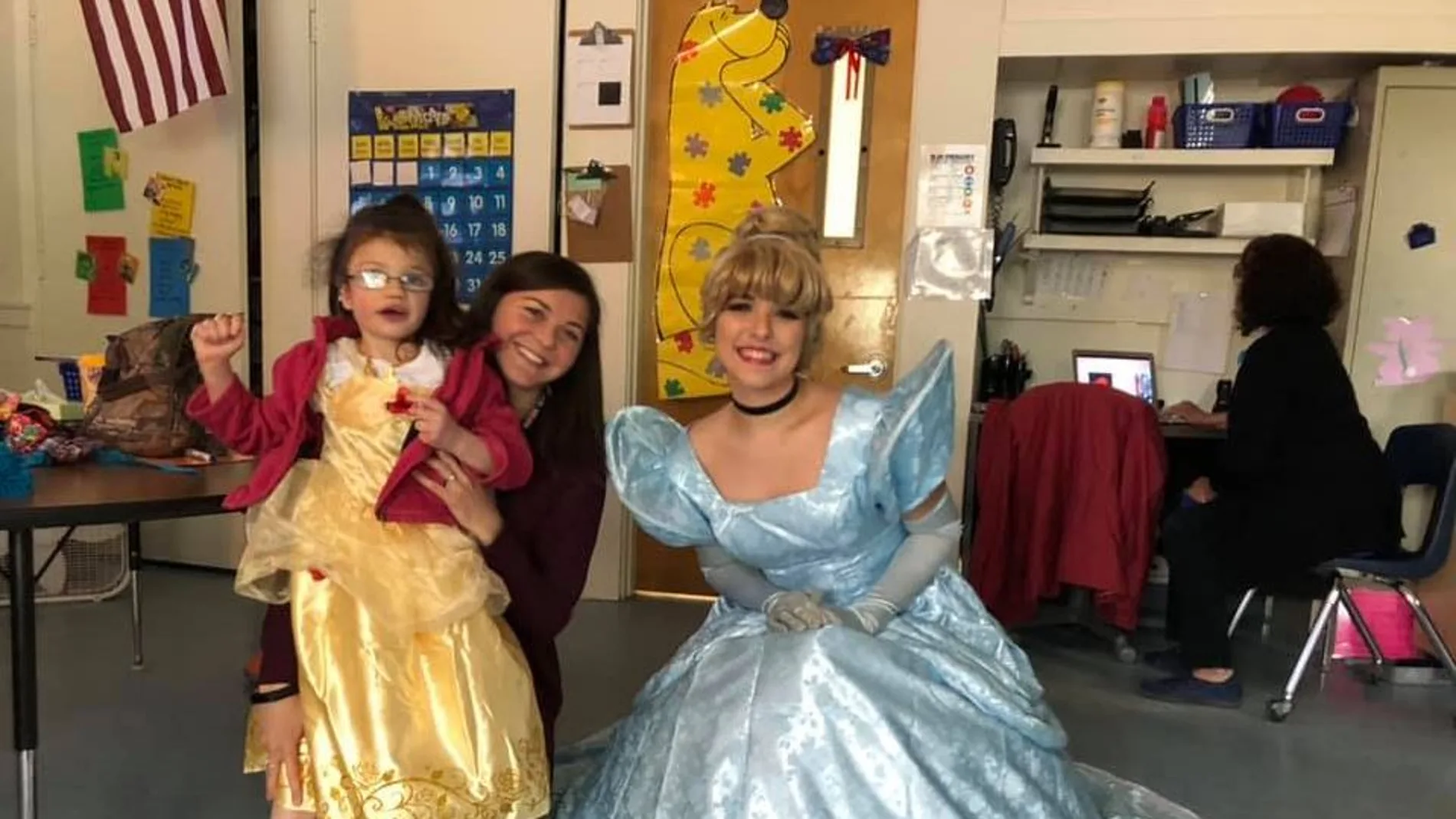 La princesa que visitó el colegio con la nueva alumna sorda La princesa que visitó el colegio con la nueva alumna sorda