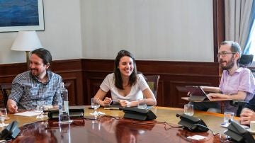 El secretario general de Podemos, Pablo Iglesias, e Irene Montero