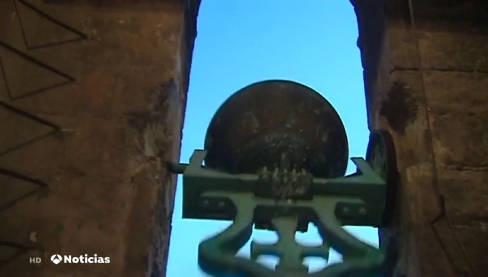 Las campanas de varias iglesias suenan en el centro histórico de Valencia