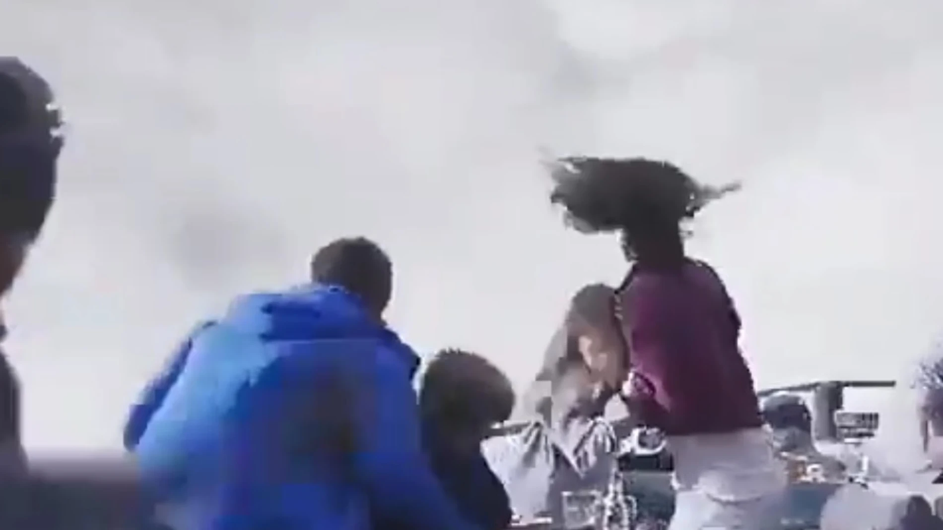 La familia huyendo de la avalancha La familia huyendo de la avalancha