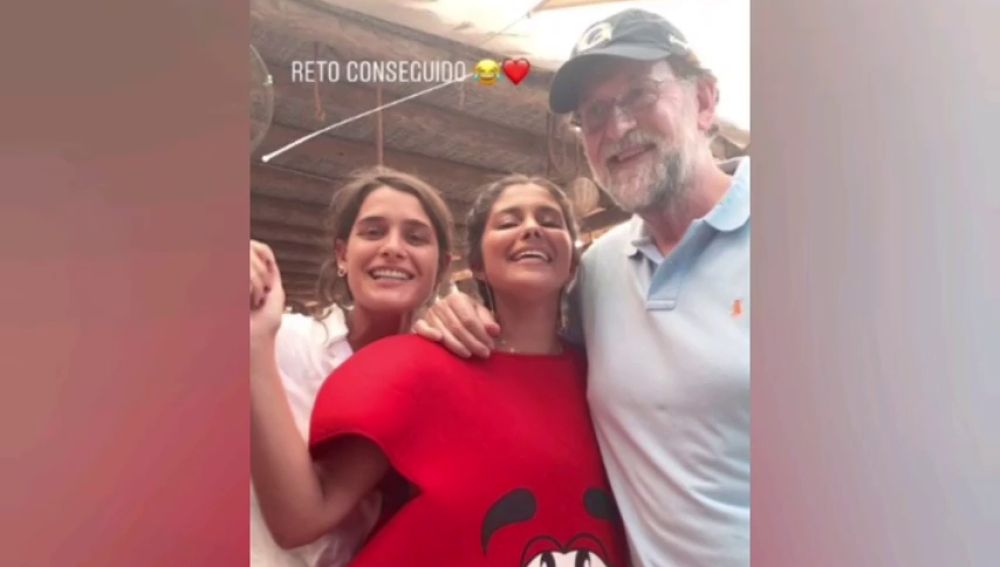 Mariano Rajoy participa en una de las "pruebas" de la despedida de soltera de Marta Pombo y María García de Jaime