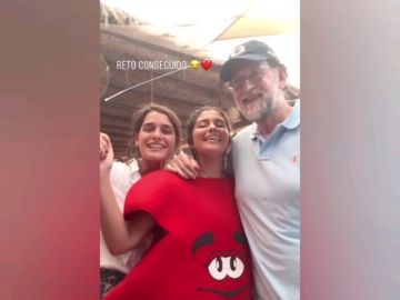 Mariano Rajoy participa en una de las "pruebas" de la despedida de soltera de Marta Pombo y María García de Jaime