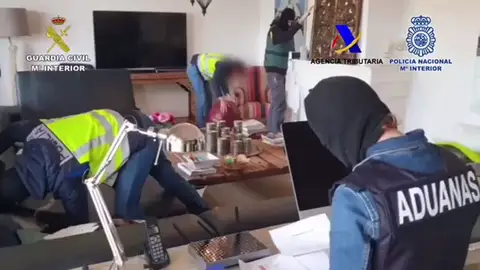 Desmantelan una red de narcotraficantes que introducía cocaína en contenedores a través del Puerto de Algeciras Desmantelan una red de narcotraficantes que introducía cocaína en contenedores a través del Puerto de Algeciras