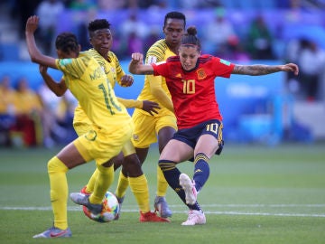 Jennifer Hermoso golpea el balón en el partido de España