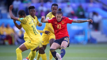 Jennifer Hermoso golpea el balón en el partido de España