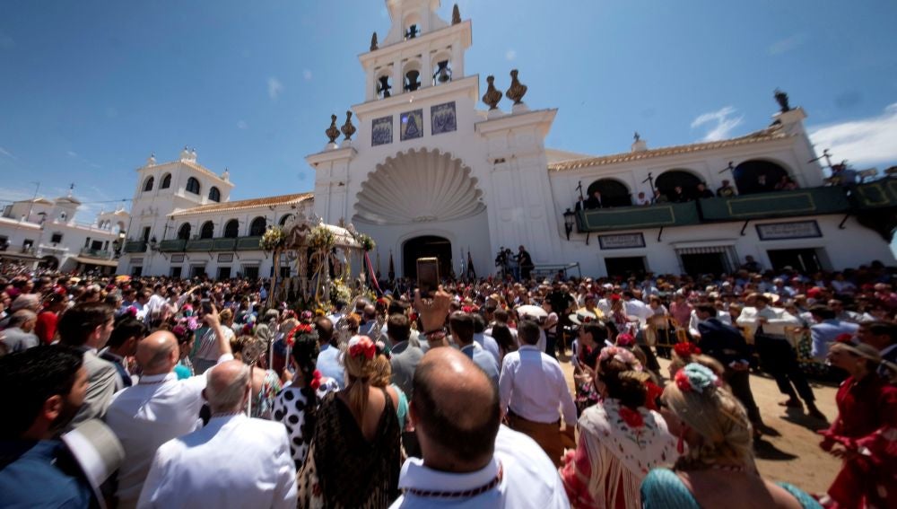 El Simpecado de la Hermandad de Moguer (Huelva), durante el acto de presentación de Hermandades celebrado hoy ante el santuario de la Virgen del Rocío