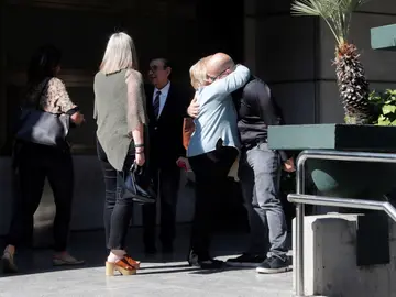El hijo de Narciso Ibáñez Serrador a su llegada al tanatorio El hijo de Narciso Ibáñez Serrador a su llegada al tanatorio