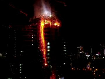 Un espectacular incendio arrasa la última planta de un rascacielos en construcción en Varsovia