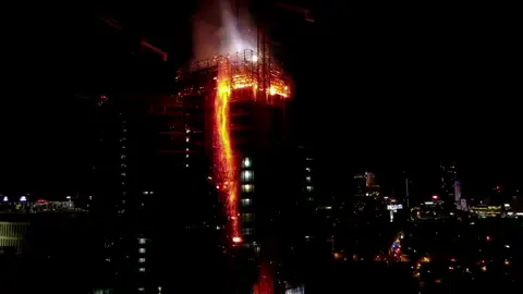 Un espectacular incendio arrasa la última planta de un rascacielos en construcción en Varsovia Un espectacular incendio arrasa la última planta de un rascacielos en construcción en Varsovia