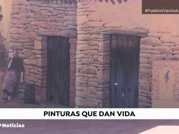 Jóvenes artistas extremeños pintan las paredes de su pueblo para acabar con la 'España despoblada'