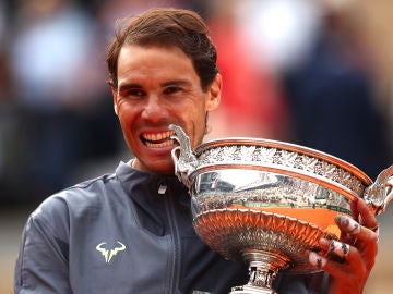 Rafa Nadal hace su habitual 'mordisco' al trofeo de Roland Garros