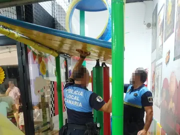 Los agentes de policía en el parque infantil Los agentes de policía en el parque infantil
