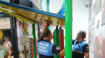 Los agentes de policía en el parque infantil