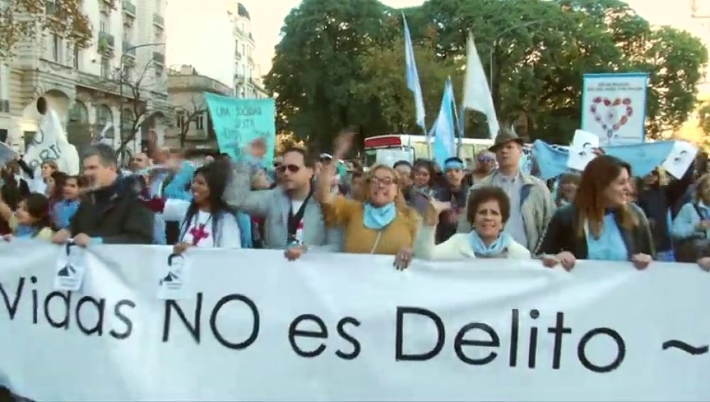 Manifestación en Argentina en apoyo a un médico que fue condenado por negarse a practicar un aborto