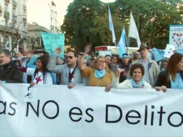 Manifestación en Argentina en apoyo a un médico que fue condenado por negarse a practicar un aborto