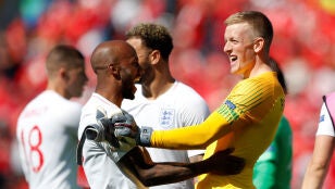 Pickford y Delph celebran el triunfo de la selecci&oacute;n inglesa