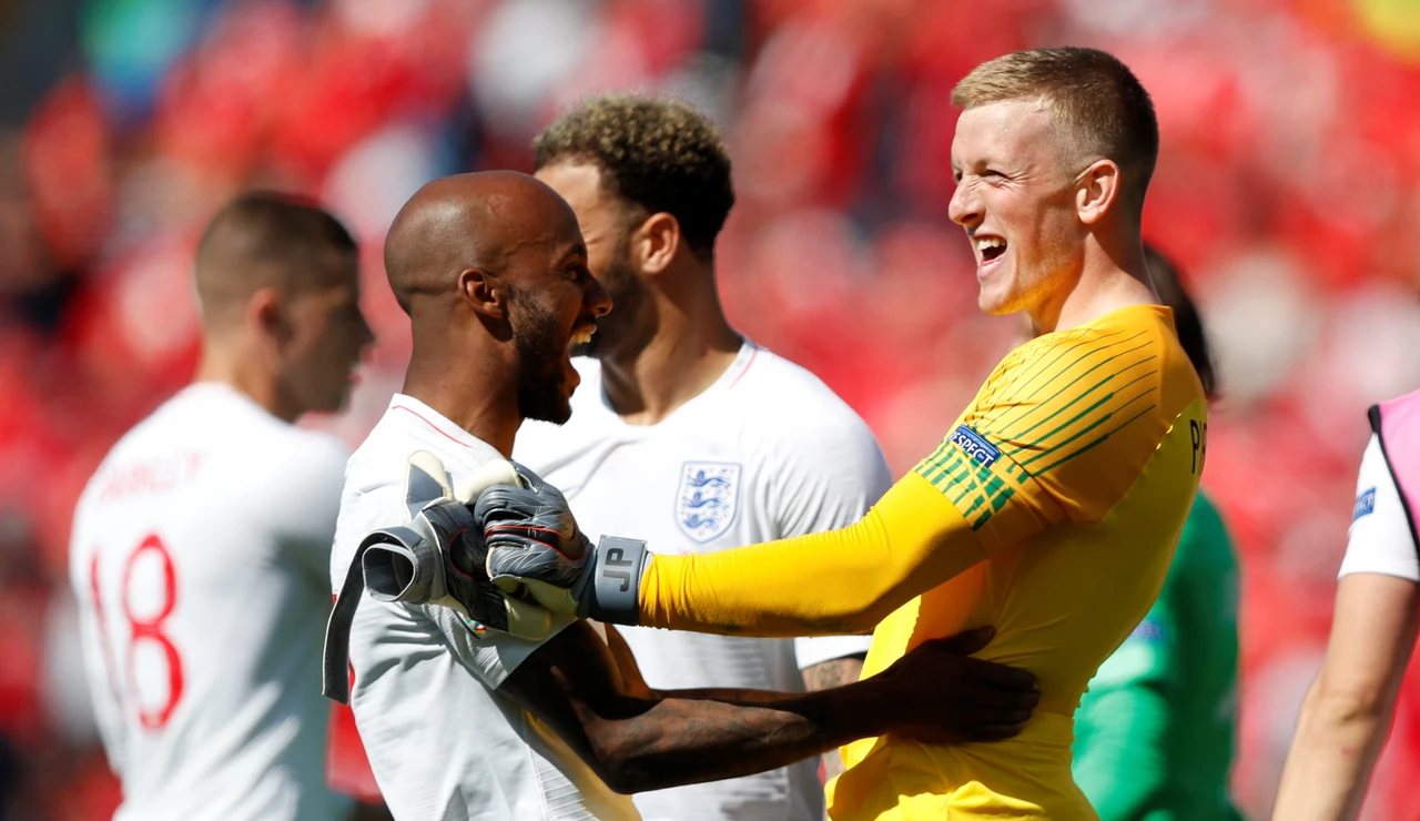Pickford y Delph celebran el triunfo de la selección inglesa