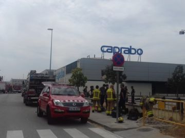 Bomberos de la Generalitat en un incendio en una potabilizadora de Molins de Rei