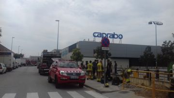 Bomberos de la Generalitat en un incendio en una potabilizadora de Molins de Rei