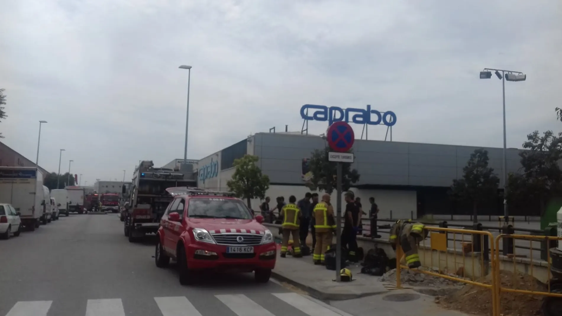 Bomberos de la Generalitat en un incendio en una potabilizadora de Molins de Rei Bomberos de la Generalitat en un incendio en una potabilizadora de Molins de Rei