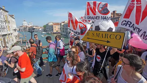 Varias personas marchan con banderas 'No Grandi Navi' Varias personas marchan con banderas 'No Grandi Navi'