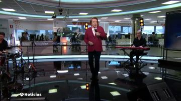 REEMPLAZO | Actuaci&oacute;n completa de Raphael durante el informativo de Antena 3 Noticias