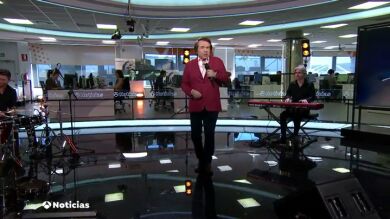 Actuación completa de Raphael durante el informativo de Antena 3 Noticias