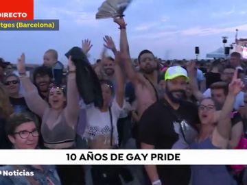 Más de 20 carrozas desfilan ante 40.00 perosnas en el acto central del Gay Pride de Sitges