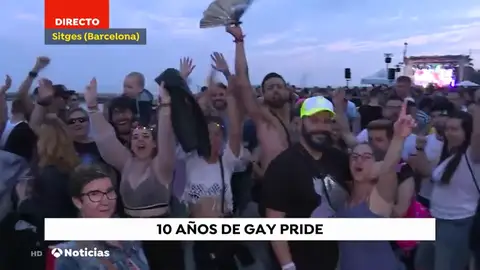 Más de 20 carrozas desfilan ante 40.00 perosnas en el acto central del Gay Pride de Sitges Más de 20 carrozas desfilan ante 40.00 perosnas en el acto central del Gay Pride de Sitges