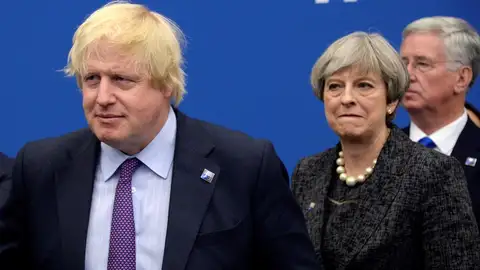 May observando a Boris Johnson May observando a Boris Johnson