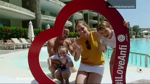 Chapuzón solidario con pequeños héroes que han superado el cáncer Chapuzón solidario con pequeños héroes que han superado el cáncer