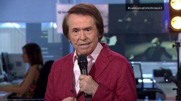 Raphael canta en exclusiva 'Te estoy queriendo tanto' para la web de Antena 3 Noticias