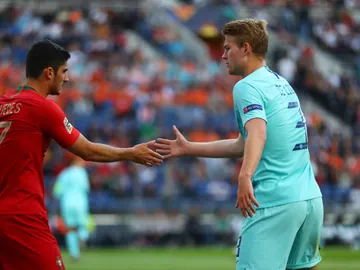 De Ligt saluda a Guedes durante la final de la Nations League De Ligt saluda a Guedes durante la final de la Nations League