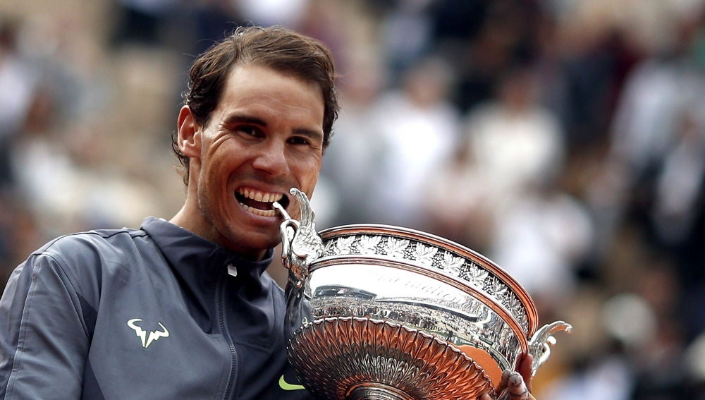 Nadal 'muerde' el trofeo de Roland Garros