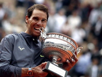 Nadal 'muerde' el trofeo de Roland Garros