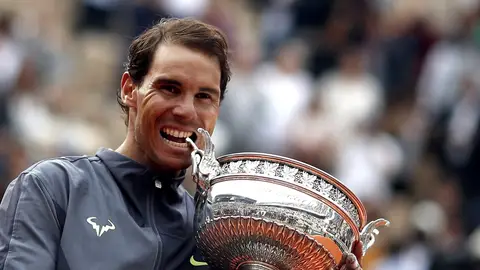 Nadal 'muerde' el trofeo de Roland Garros Nadal 'muerde' el trofeo de Roland Garros