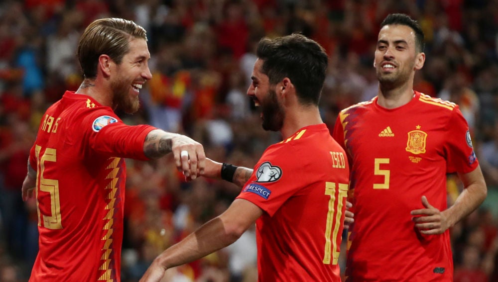 Sergio Ramos celebra con sus compañeros su gol de penalti