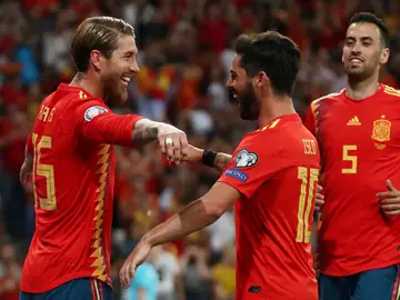 Sergio Ramos celebra con sus compañeros su gol de penalti Sergio Ramos celebra con sus compañeros su gol de penalti