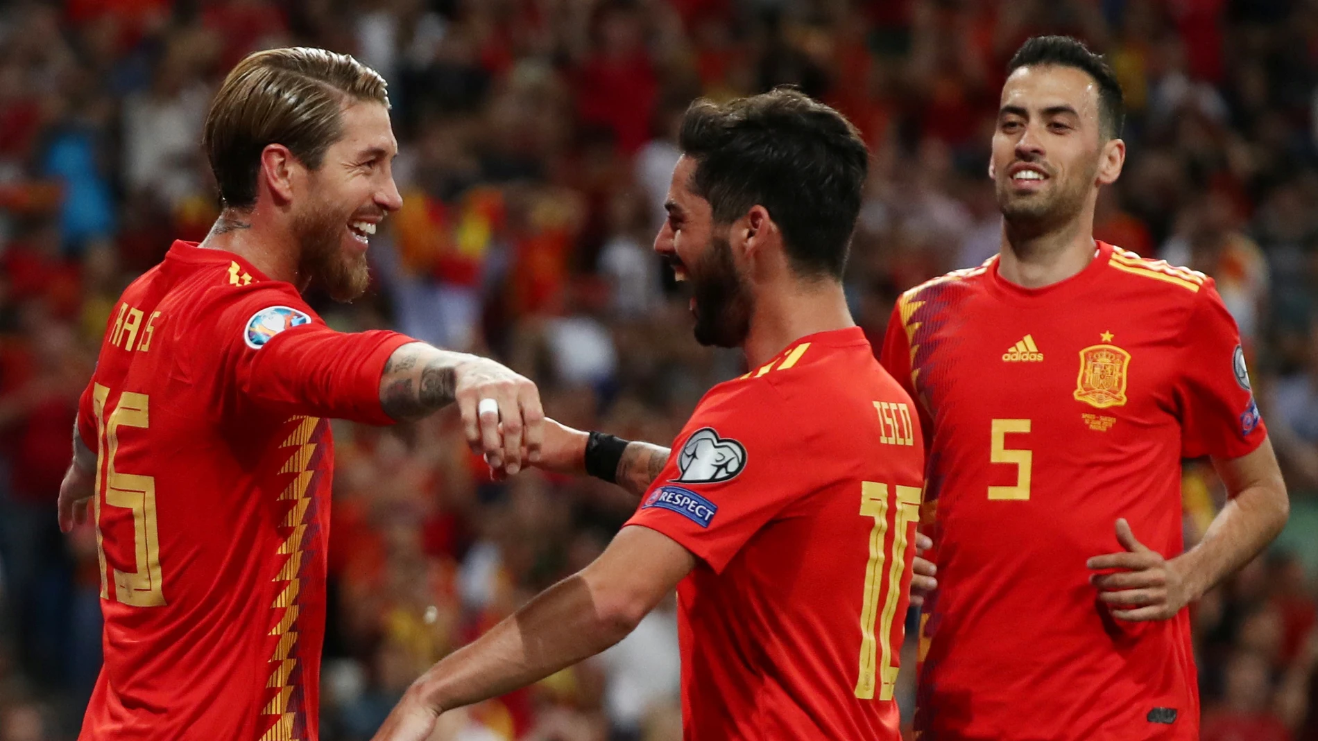 Sergio Ramos celebra con sus compañeros su gol de penalti Sergio Ramos celebra con sus compañeros su gol de penalti