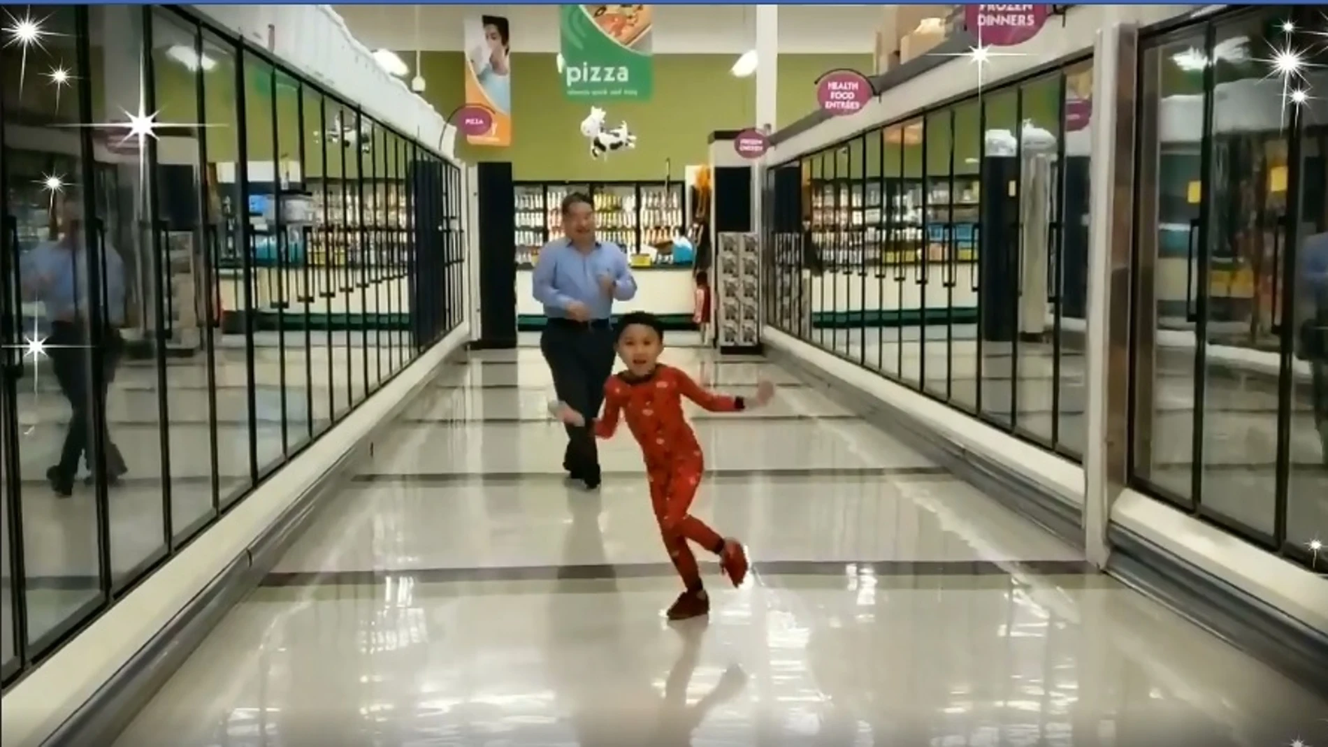 El niño bailando con su abuelo El niño bailando con su abuelo