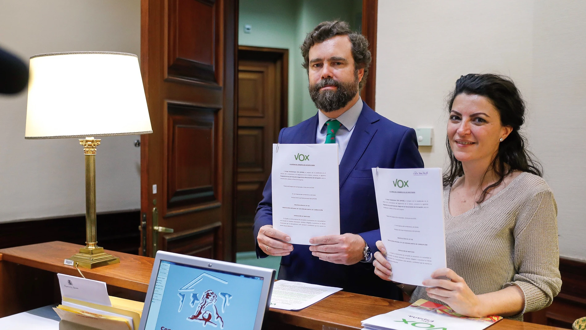 El portavoz de Vox, Iván Espinosa de los Monteros, y la secretaria general del grupo parlamentario, Macarena Olona El portavoz de Vox, Iván Espinosa de los Monteros, y la secretaria general del grupo parlamentario, Macarena Olona