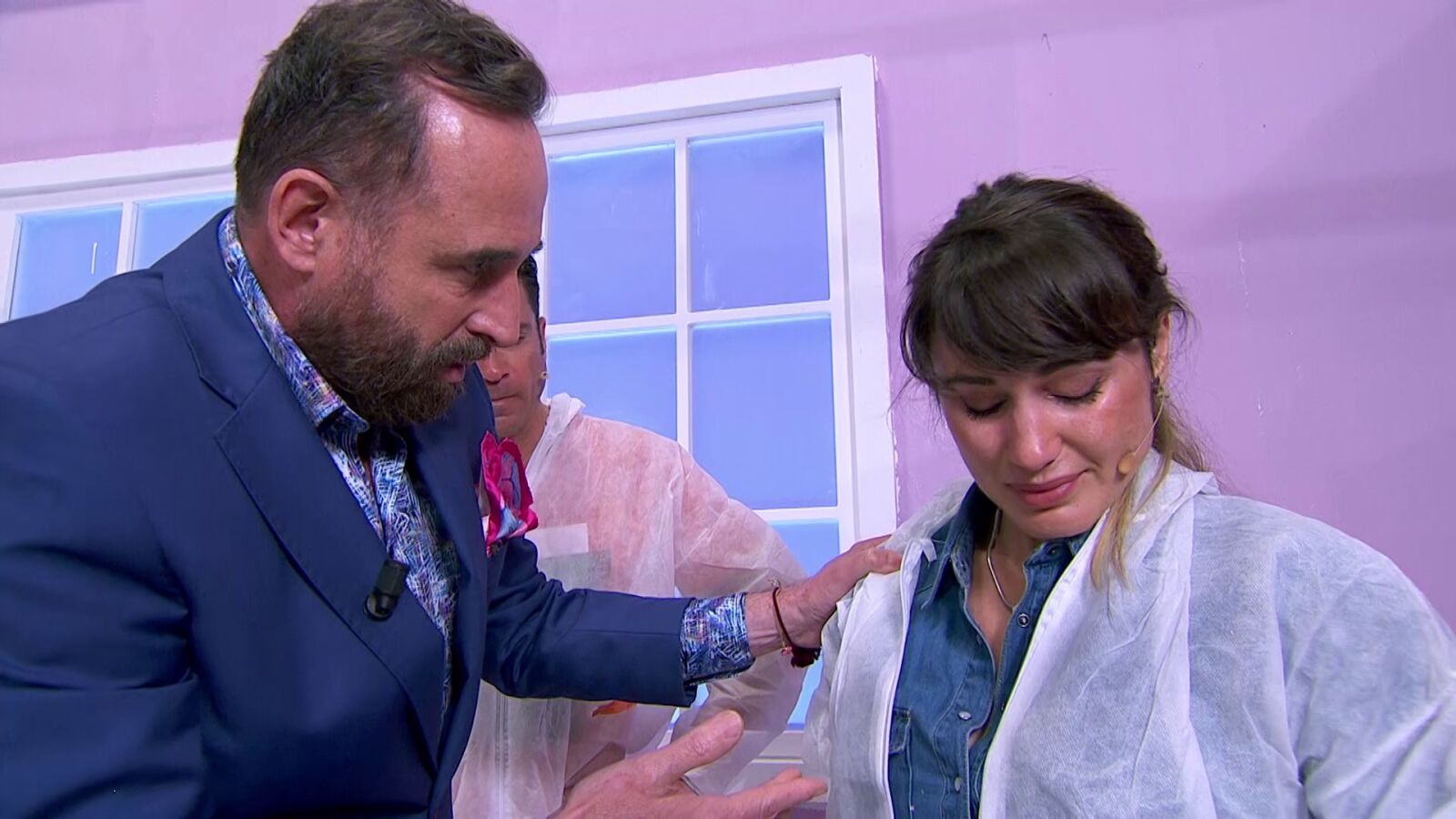 Paco hace llorar a Jessica al hacerla responsable de un grave error
