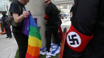 Imagen del grupo de nazis orinando