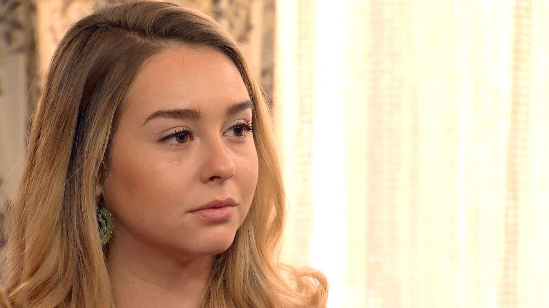 Amelia rechaza a Luisita que trata de no derrumbarse ante ella