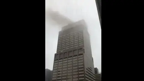 Un helicóptero se estrella contra un edificio en Manhattan Un helicóptero se estrella contra un edificio en Manhattan