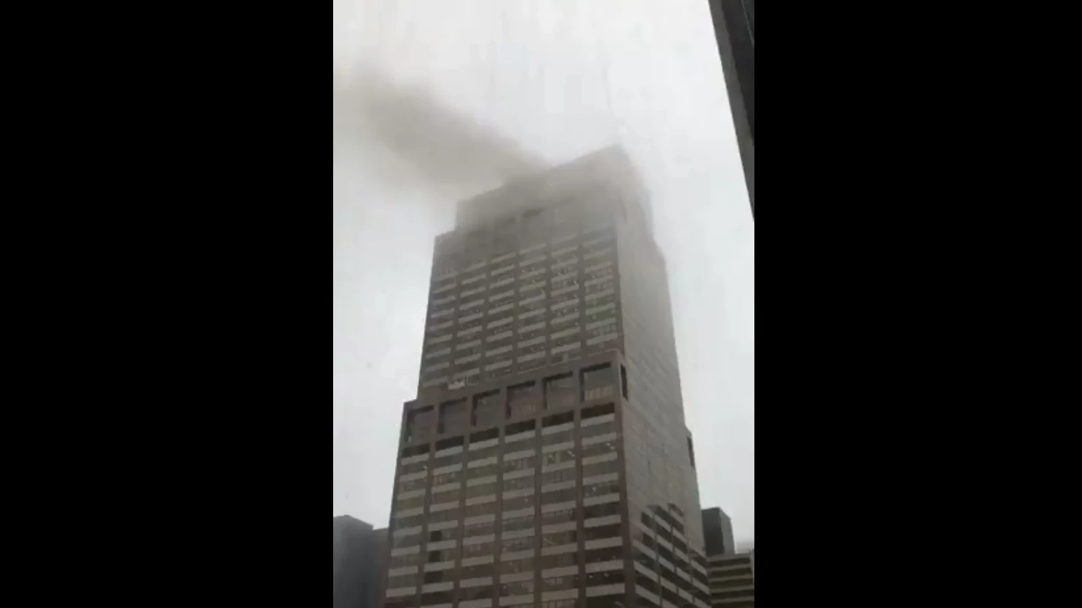 Un helicóptero se estrella contra un edificio en Manhattan Un helicóptero se estrella contra un edificio en Manhattan