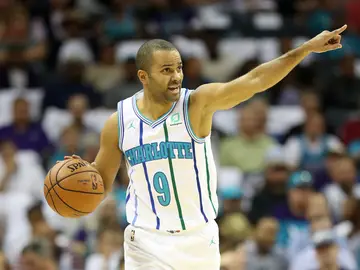 Tony Parker en su último equipo, los Charlotte Hornets Tony Parker en su último equipo, los Charlotte Hornets