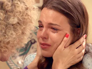 Silvia anima a María, hundida en una profunda depresión Silvia anima a María, hundida en una profunda depresión