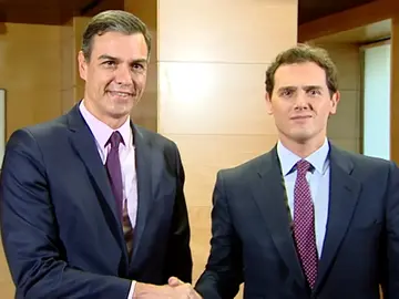 Pedro Sánchez y Albert Rivera debaten sus posturas sobre la formación del nuevo Gobierno Pedro Sánchez y Albert Rivera debaten sus posturas sobre la formación del nuevo Gobierno