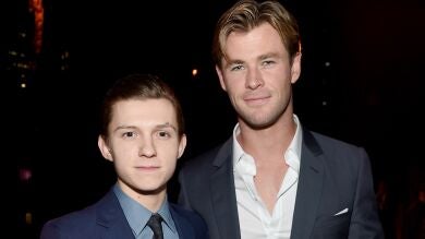 El vídeo de Chris Hemsworth y Tom Holland vacilándose en el que vuelan los zascas
